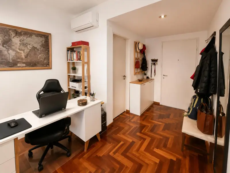Hall de entrada con espacio de escritorio