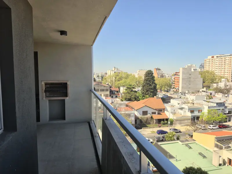 Balcón con parrilla propia