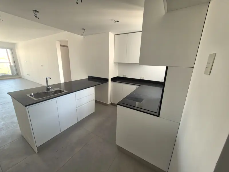 Cocina con isla y mesada de granito negro