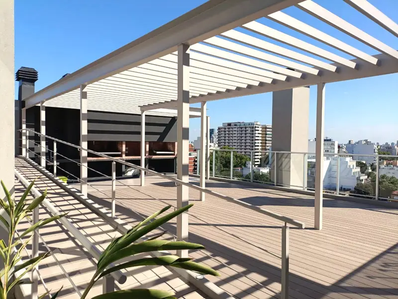 Sector de parrillas con pérgola en la terraza