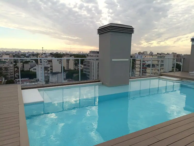 Pileta descubierta en la terraza del edificio Acqua Devoto