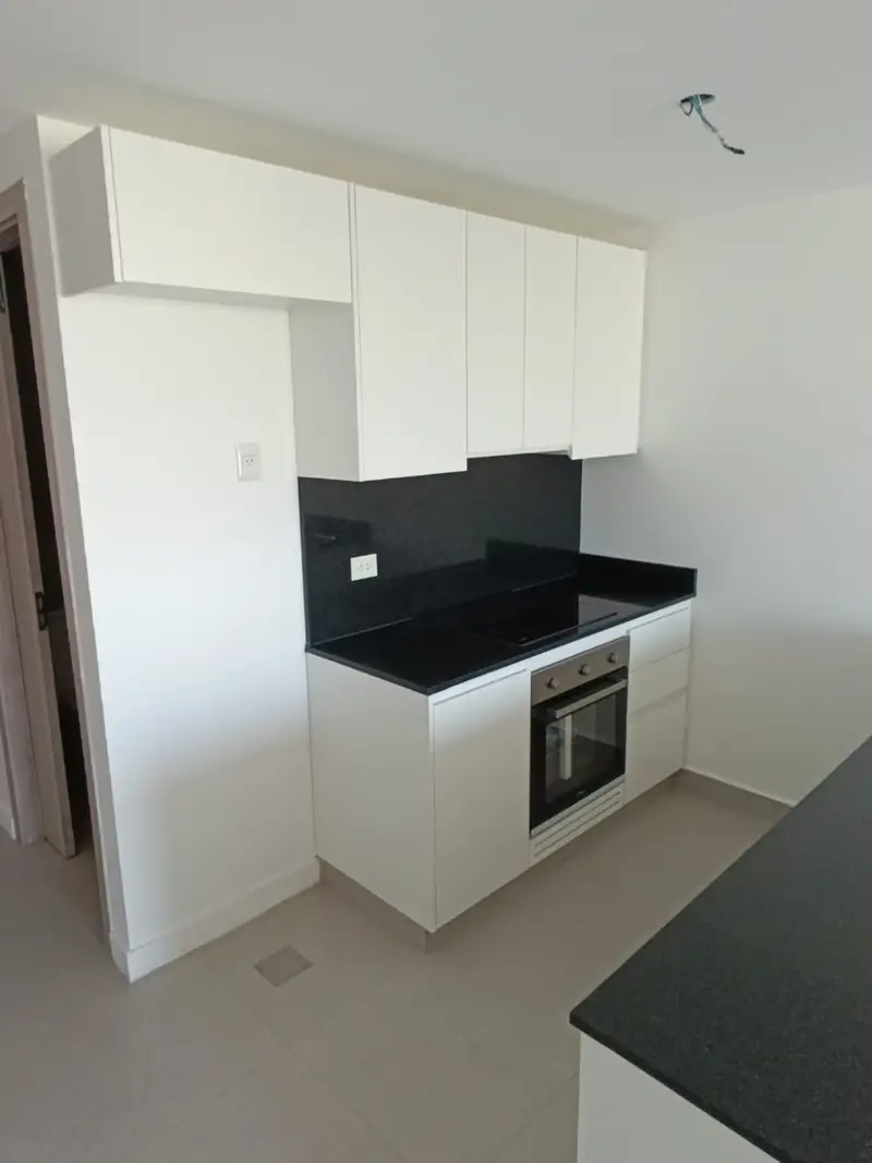 Cocina con horno y mesada de granito negro