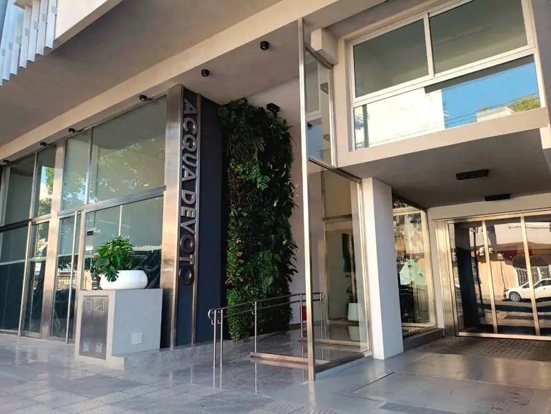 Fachada del edificio Acqua Devoto con jardín vertical