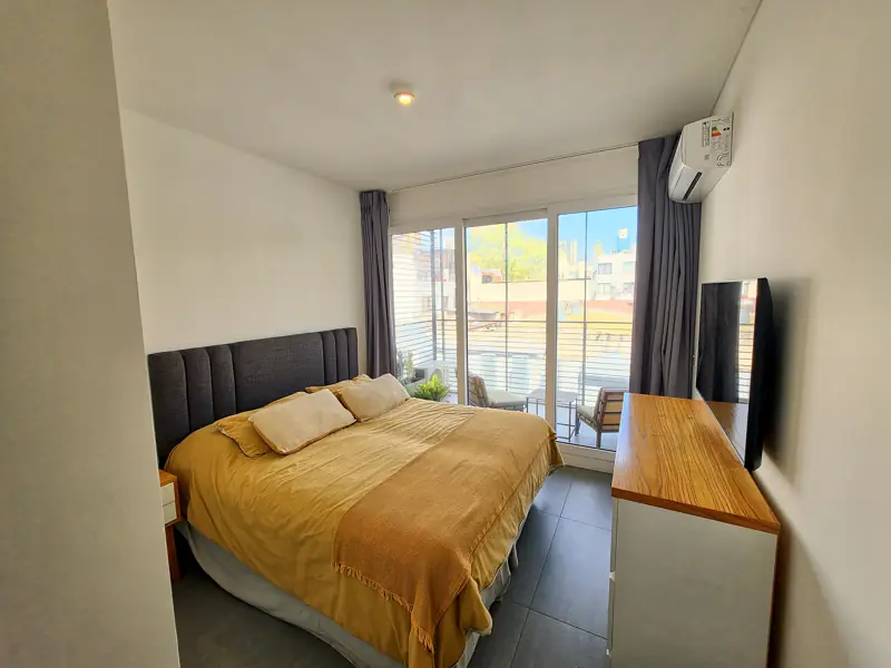 Dormitorio con salida al balcón